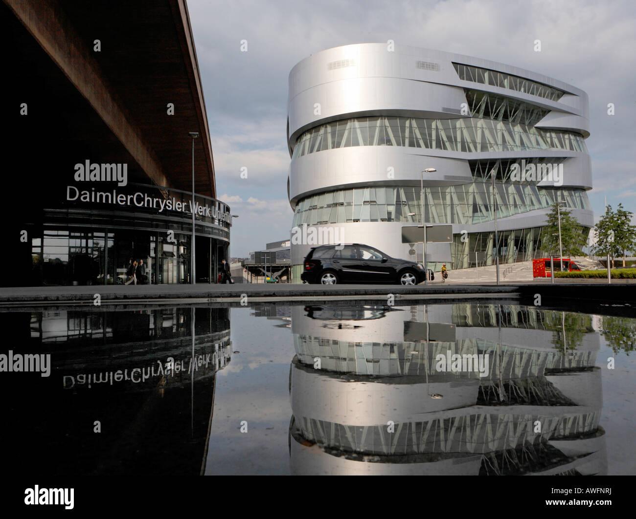 Mercedes-Benz Museum vor der DaimlerChrysler arbeitet, Stuttgart-Untertürkheim, Baden-Württemberg, Deutschland Stockfoto