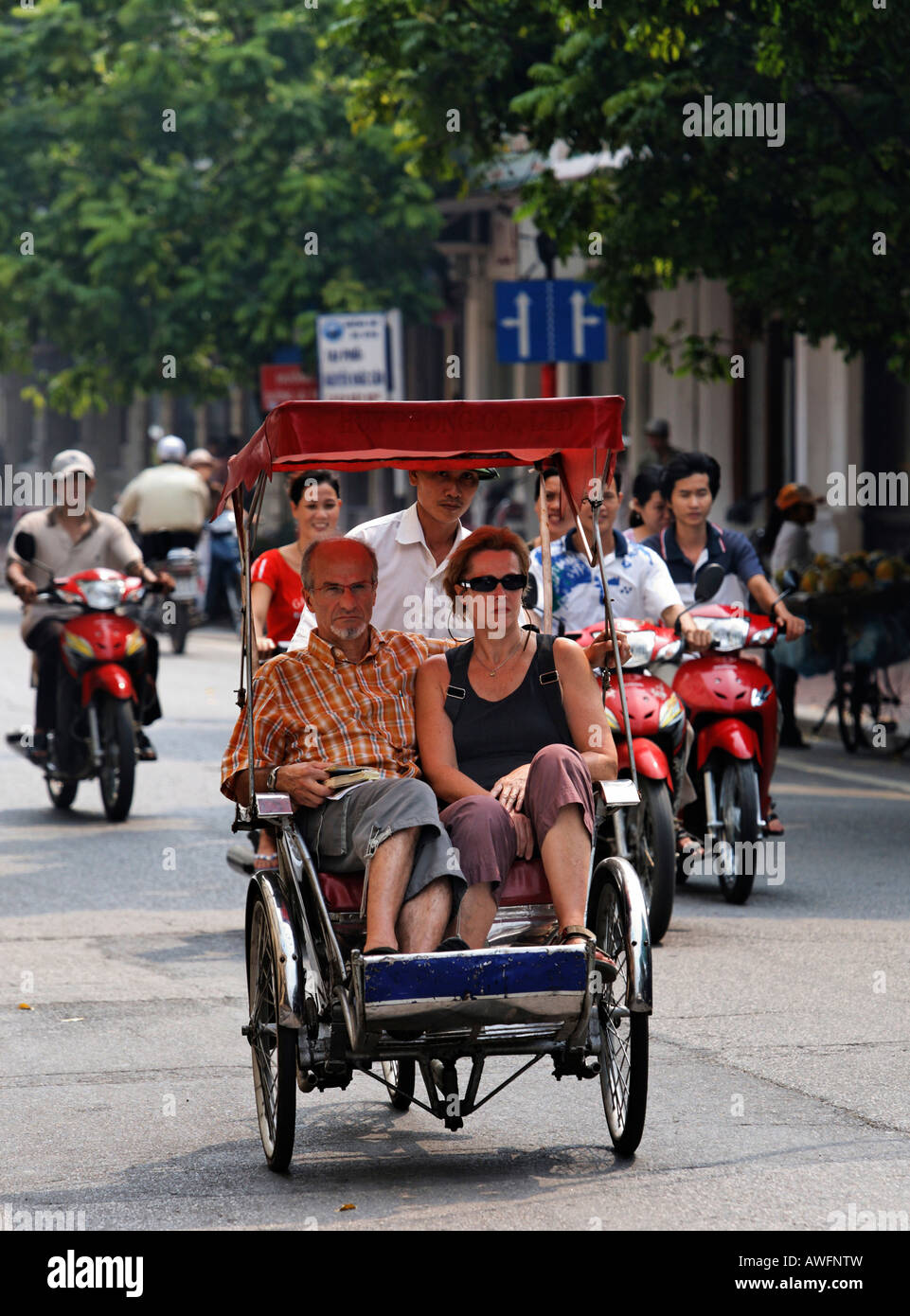 Rikscha mit Touristen, Straßenverkehr im alten Teil der Stadt, Hanoi, Vietnam, Asien Stockfoto