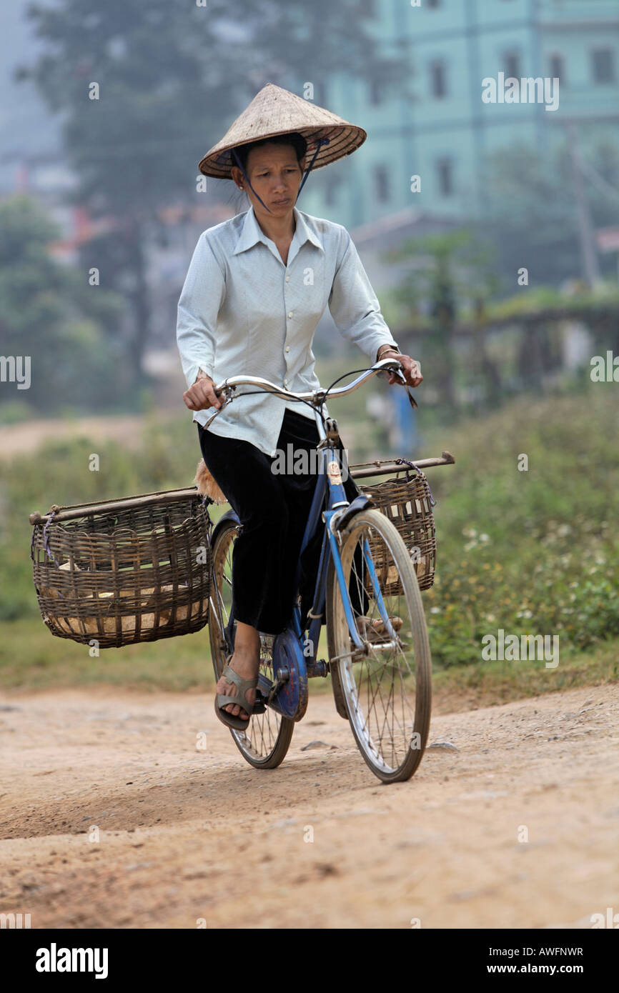 Weibliche Radfahrer, Son La, Vietnam, Asien Stockfoto