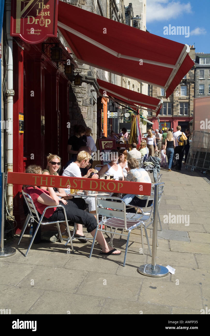 dh GRASSMARKET EDINBURGH Edinburgh Festival Menschen sitzen beim Essen der Letzten Drop Cafe Street Dining uk Stockfoto