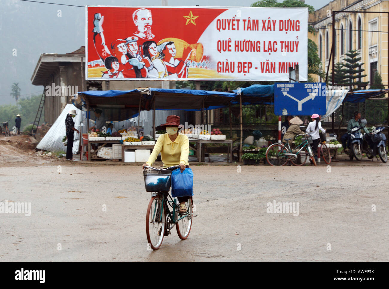 Politische Werbung Plakat über einen Markt Stand, Lac Thuy Hoa Bin Provinz, Vietnam, Asien Stockfoto