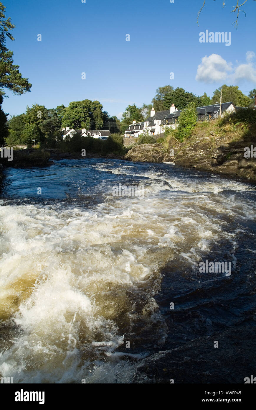 dh Falls of Dochart KILLIN STIRLINGSHIRE River Dochart Stromschnellen und Dorf Stockfoto