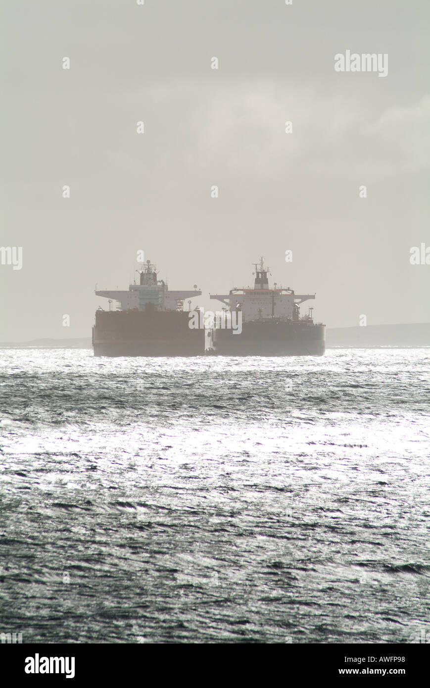 Dh Versandkosten SCAPA FLOW ORKNEY Öltanker Kraftstoff Übertragen von Schottland Industrie Stockfoto