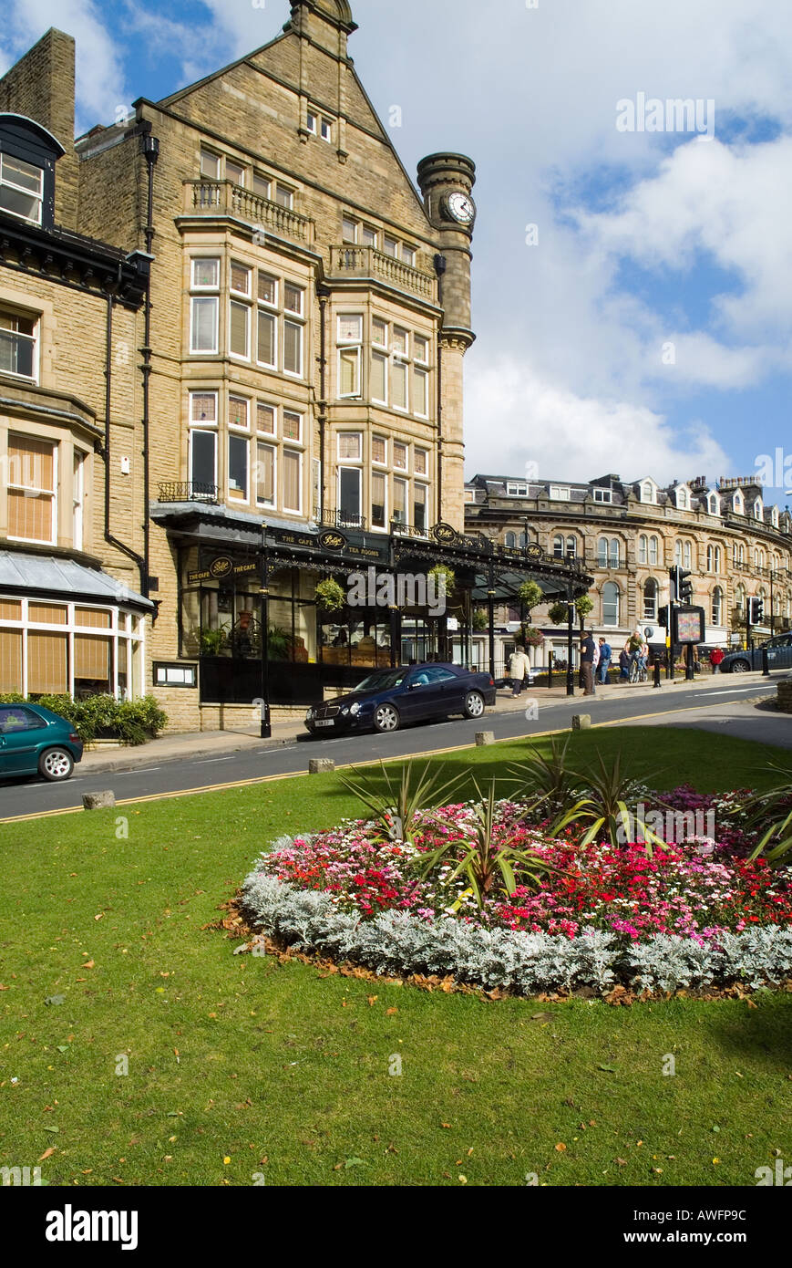 dh HARROGATE NORTH YORKSHIRE Bettys Cafeteria Café Flora anzeigen Blumengarten und Stadtzentrum Stockfoto