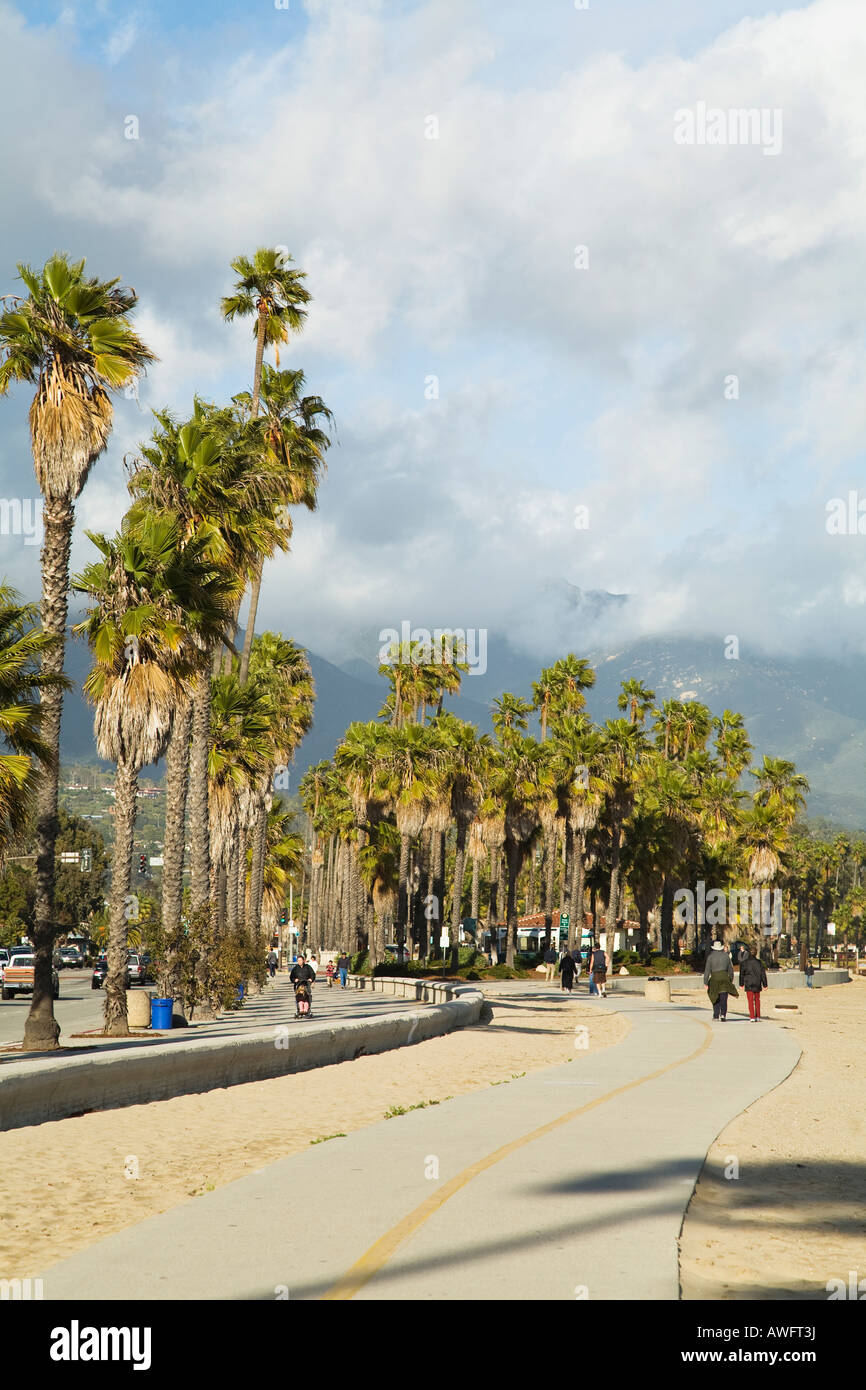 CALIFORNIA Santa Barbara Menschen gehen und laufen entlang der gepflasterten Weg Teil des Coastal Trail Stockfoto