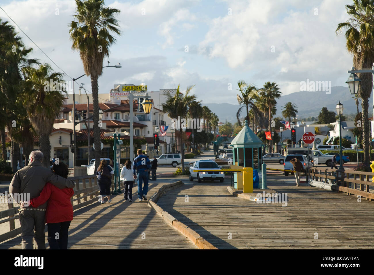 CALIFORNIA Santa Barbara Eingangstore zum Parkplatz auf Stearns Wharf Pier Fußgänger und Autos auf hölzerne pier Stockfoto