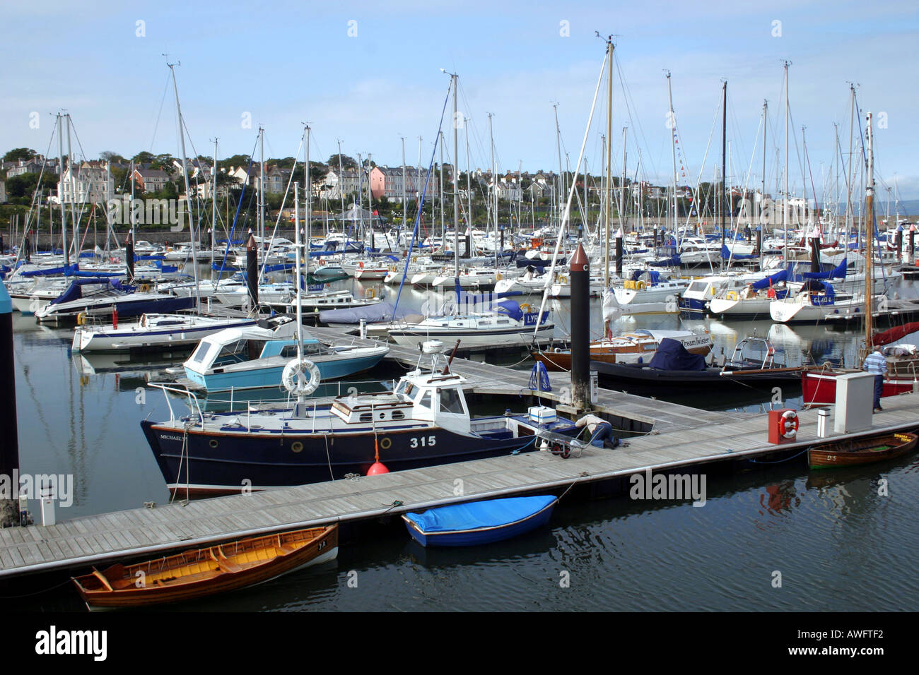 Sportboote vor Anker in Bangor Marina, County Down, Nordirland Stockfoto