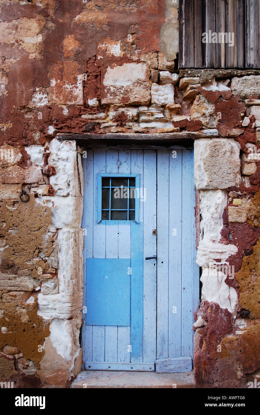 Red Door In Blue House Stockfotos Red Door In Blue House