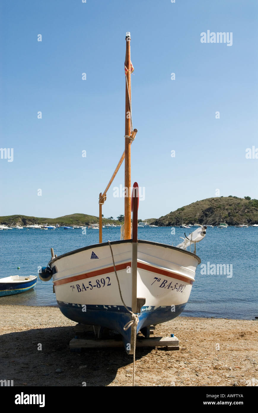 traditionellen hölzernen Fischerboot am Strand in der Bucht von Port Lligat, Nordspanien Stockfoto