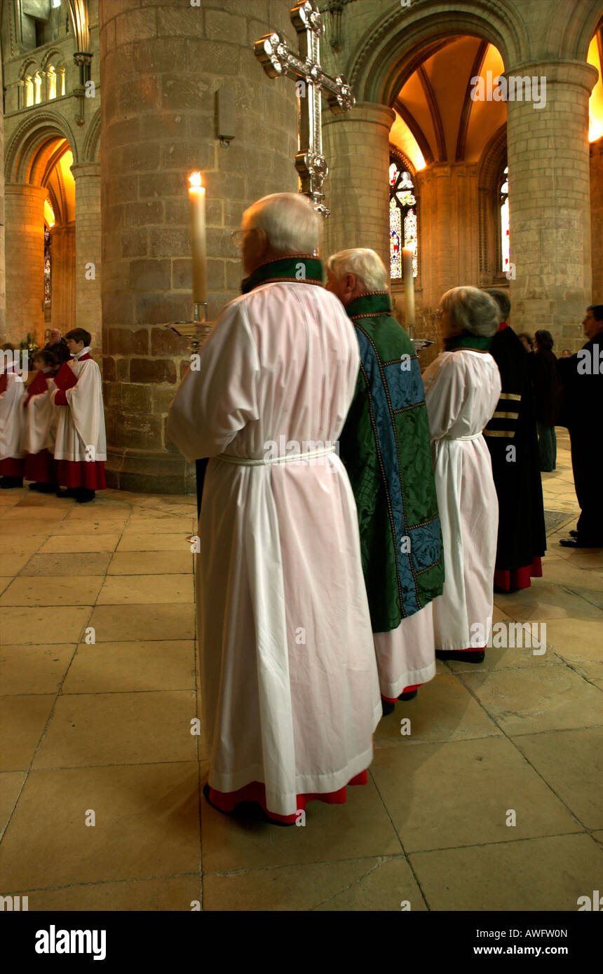Ein Dienst in der Kathedrale von Gloucester, mit dem Dekan und anderen Mitgliedern Stand wartete auf die spannende Würdenträger Stockfoto