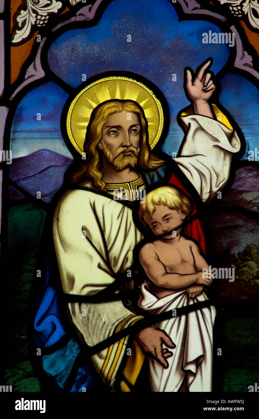 Ein Glasfenster in der Kathedrale von Gloucester Jesu trösten eines Kindes Stockfoto