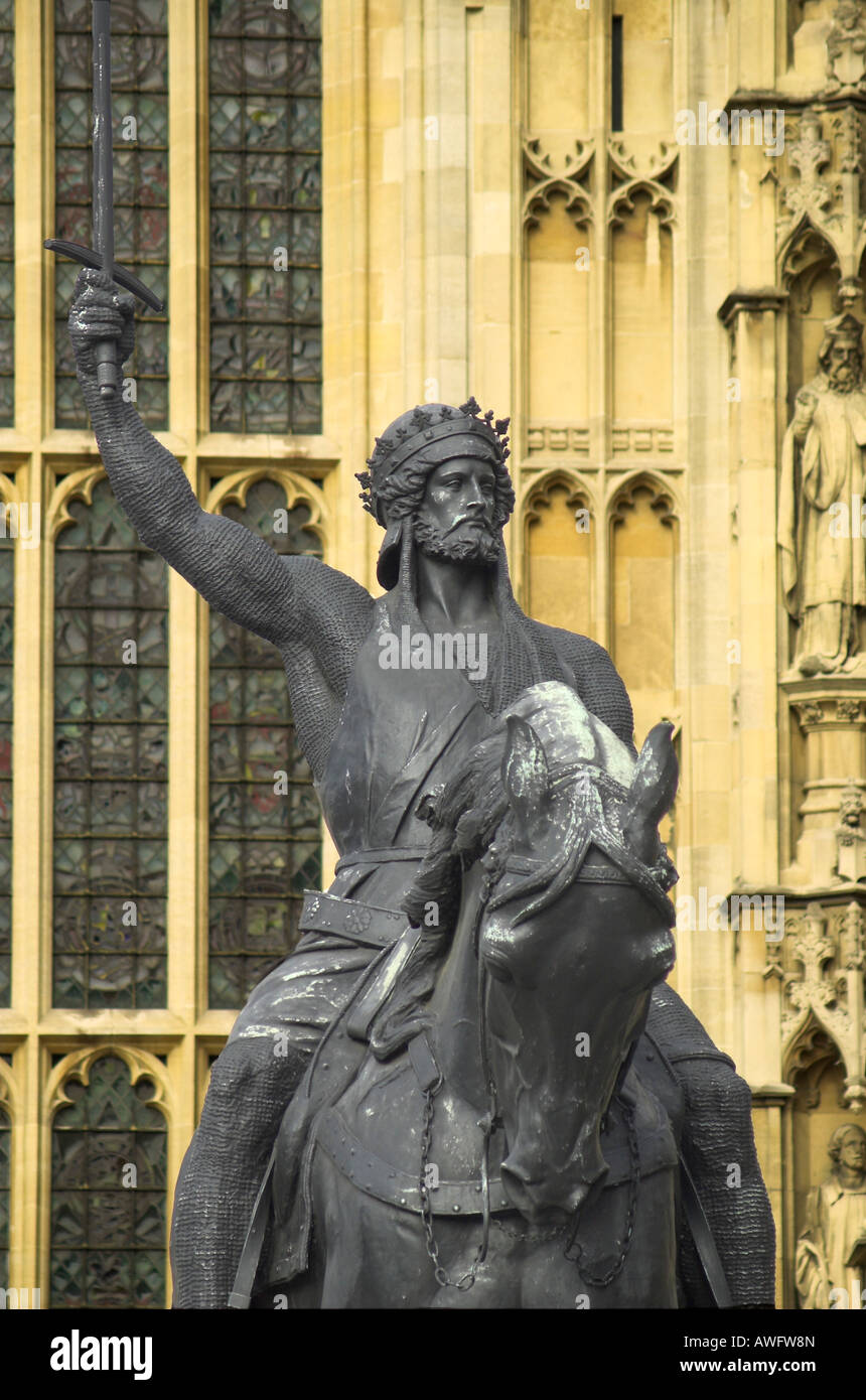 Die Statue von Richard Lionheart außerhalb der Houses of Parliament in London Stockfoto