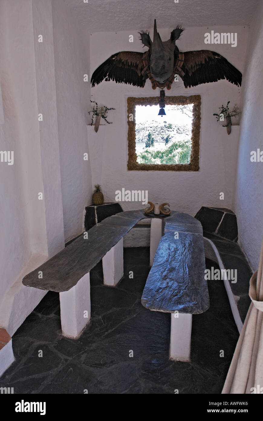 Sommer-Esszimmer im Haus der surrealistischen Maler Salvador Dalí und seine Frau Gala in Port Lligat bei Cadaqués, Catalunya, Stockfoto