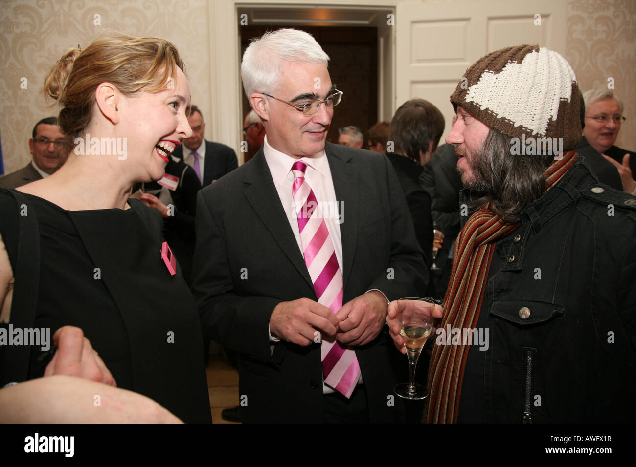 Alistair Darling (Mitte) plaudert mit schlecht gezeichnet junge Musiker bei der Vorstellung des Noise Festival 2008, 11 Downing Street, London. Stockfoto