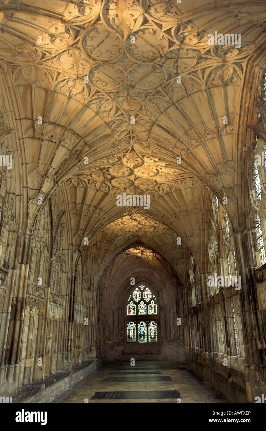 Blick entlang der Beautifil Kreuzgang der Kathedrale von Gloucester mit einem Grab auf dem Boden und der berühmten Ventilator gewölbte Decke Stockfoto