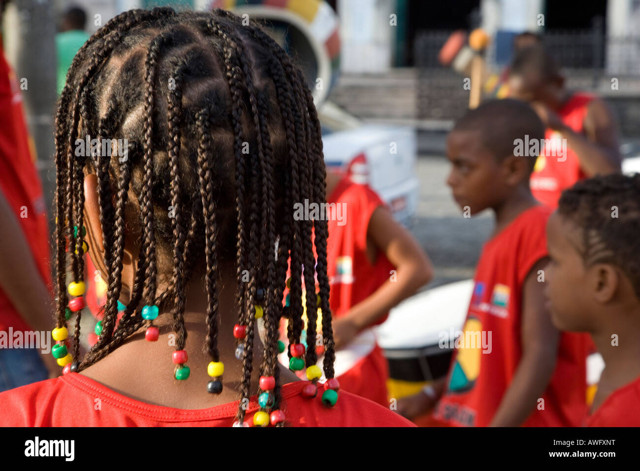 Brasilien-Salvador-Bahia-junge junge Schlagzeuger mit Rasta Frisur spielen mit der Marching Band Olodum Stockfoto