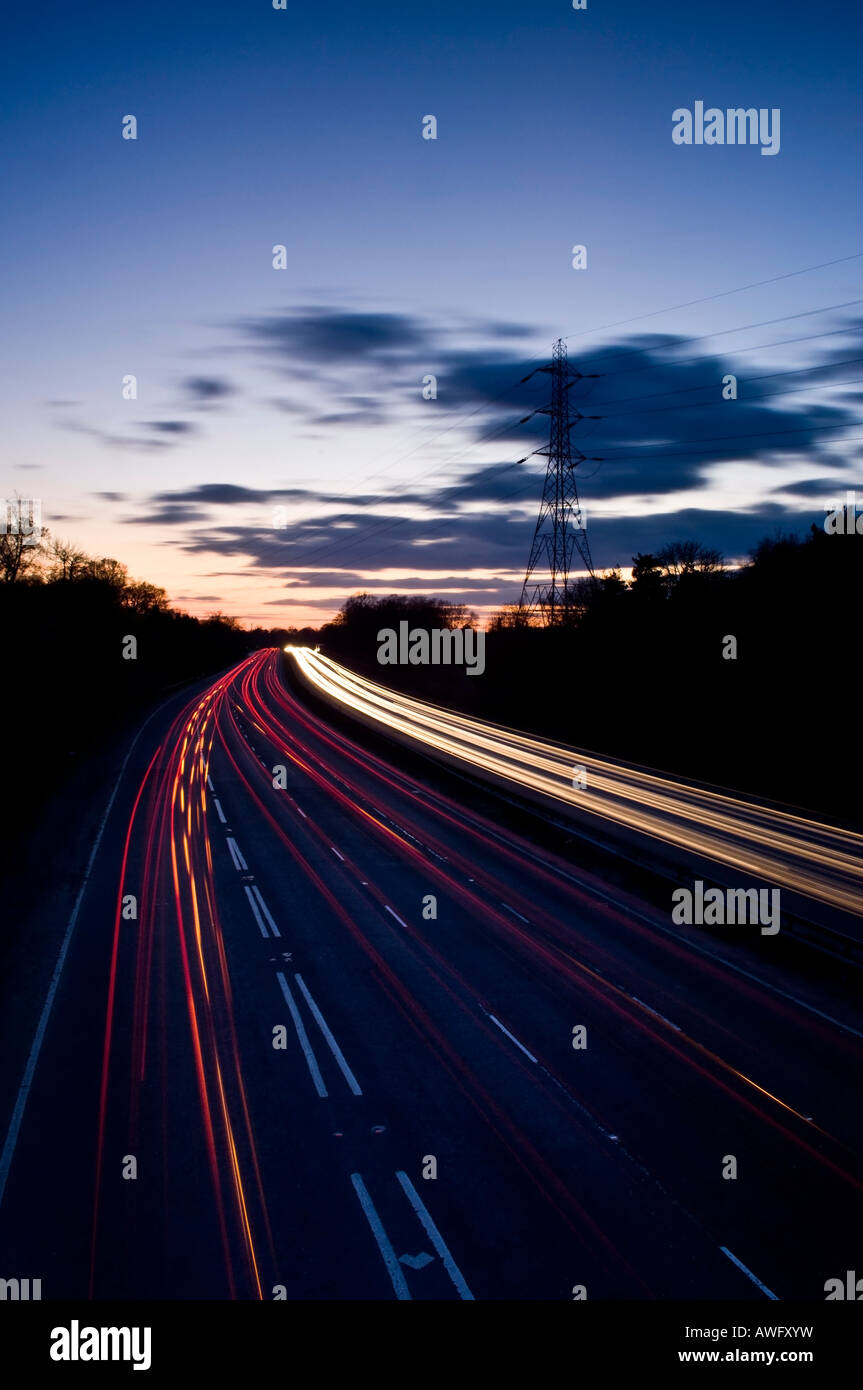 Verkehr-Trails auf zweispurigen A3 in der Nähe von Guildford bei Sonnenuntergang Surrey England UK Stockfoto