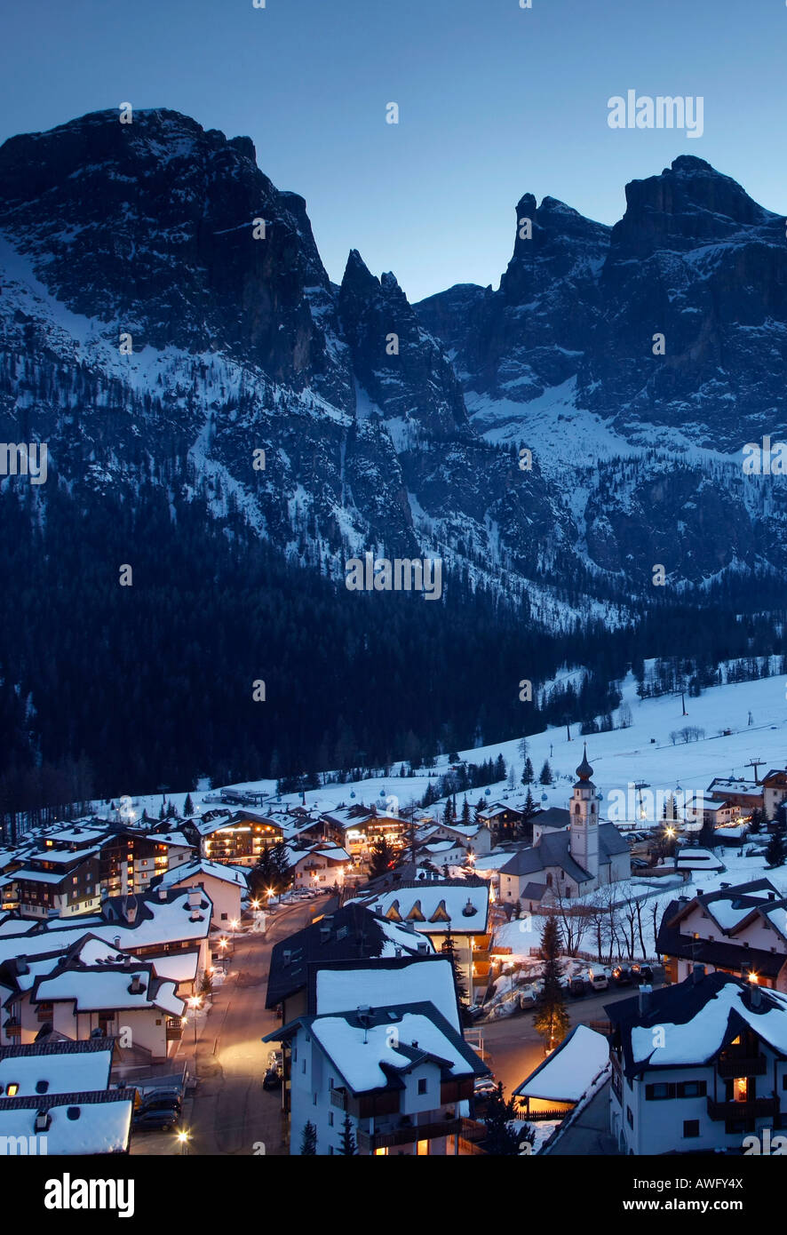 Dorf von Colfosco nachts im Winter Schnee, Dolomiten, Italien. Stockfoto