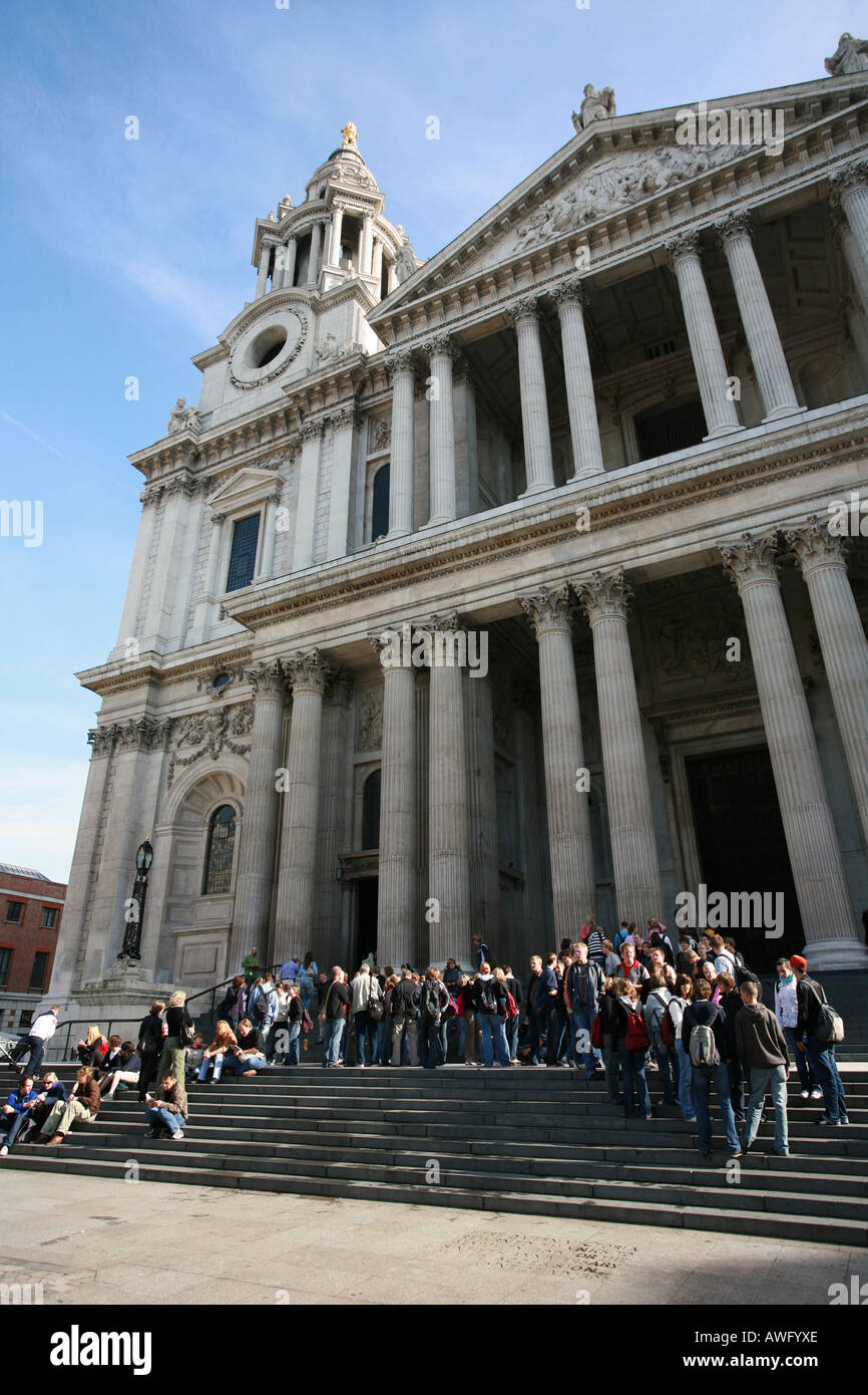 Touristen in London sightseeing besuchen Welt berühmten St. Pauls Cathedral und ruhen auf vorderen Stufen England Großbritannien Großbritannien EU Stockfoto