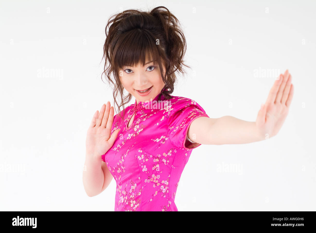 Eine junge Frau in chinesischen Kleid posiert Stockfoto