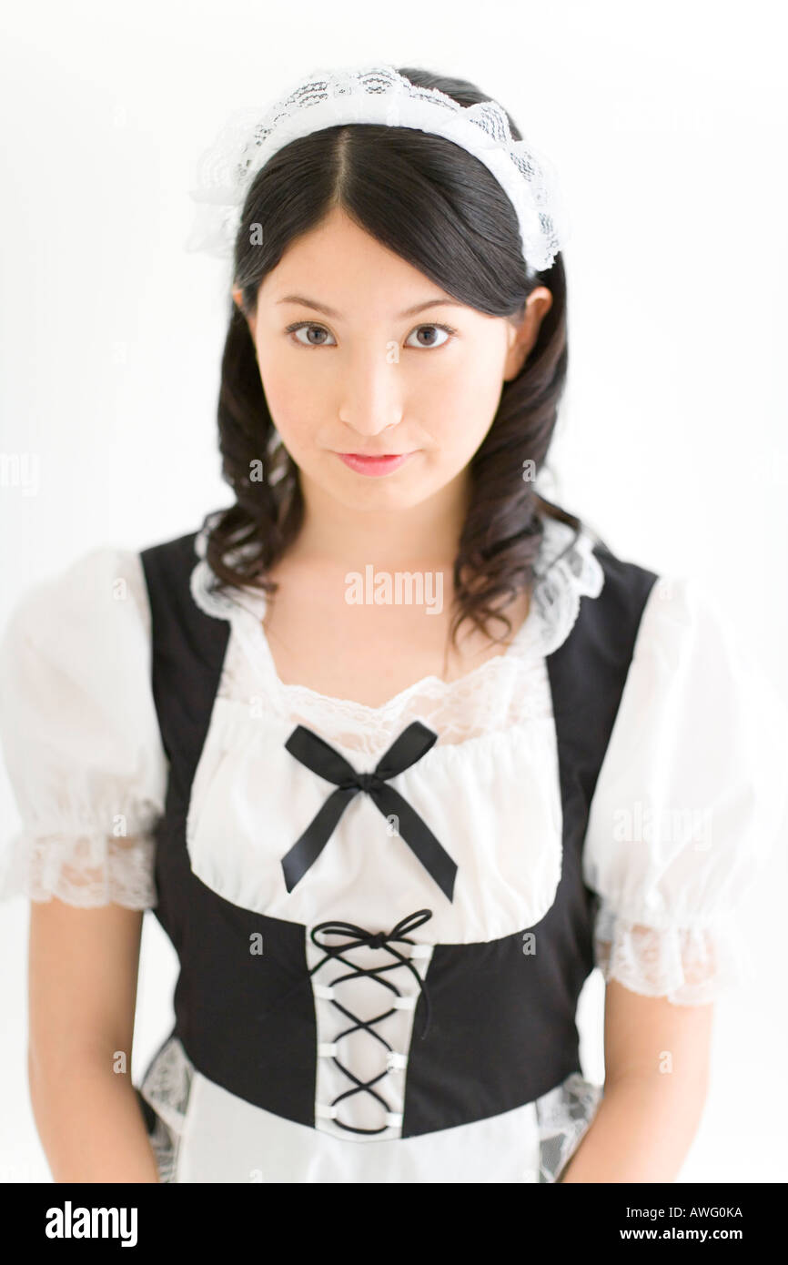 Eine junge Frau in Französisch Maid Outfit lächelnd Stockfoto