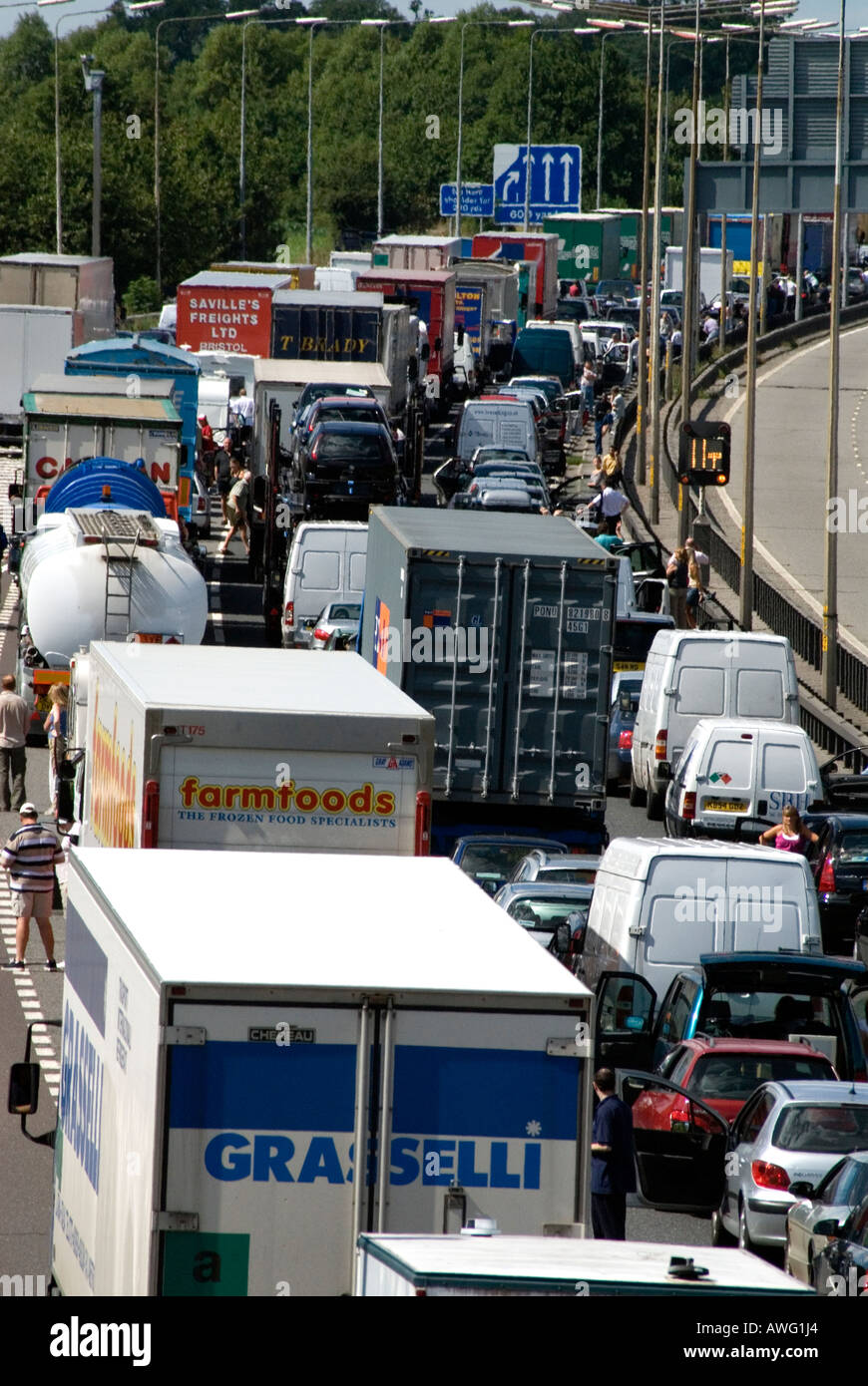 Stau Verkehr Stau M25 Autobahn im Stillstand Junction 5 in Kent nach schweren Unfall 8. August 2006 Stockfoto