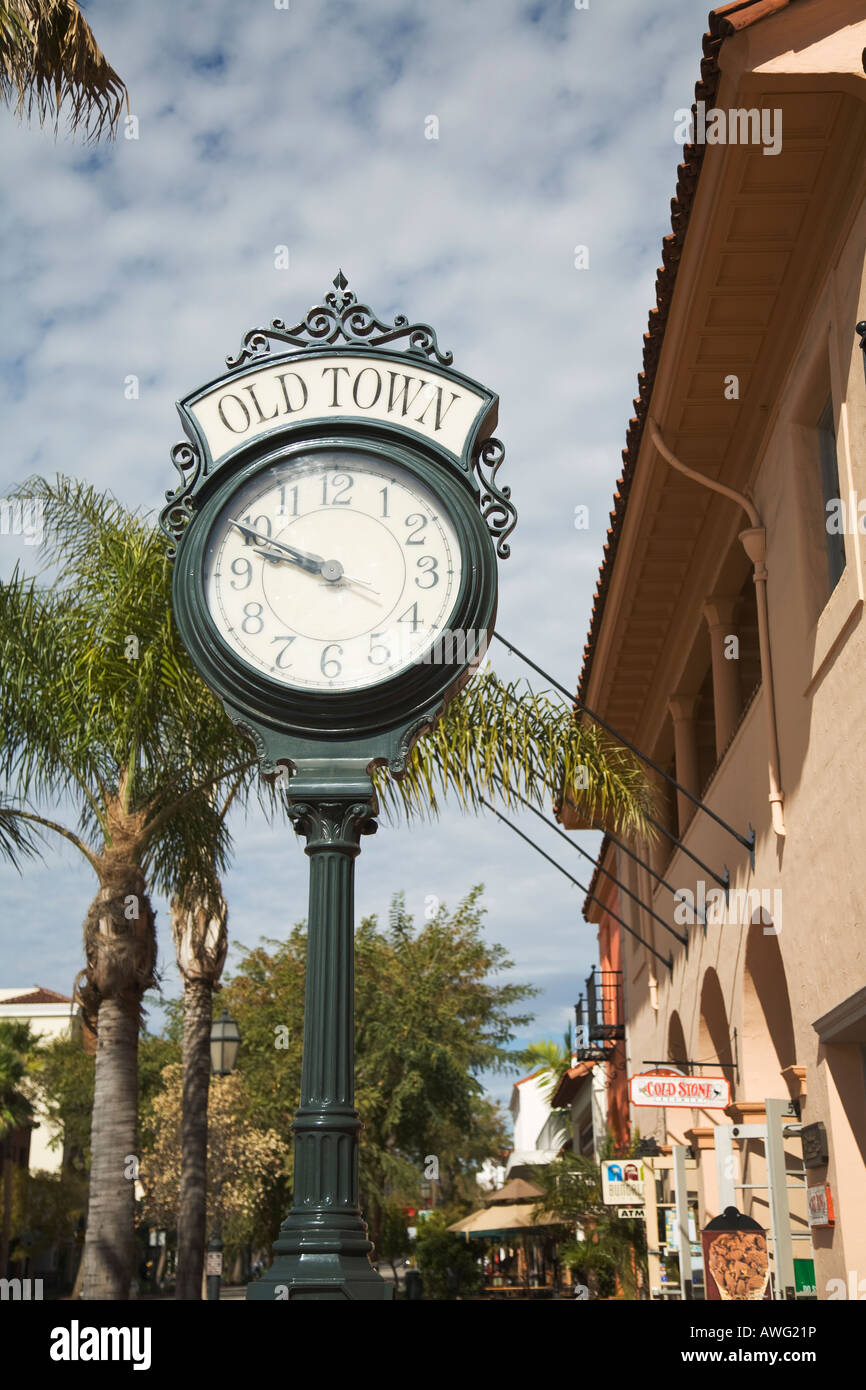 CALIFORNIA Santa Barbara Large Old Town Clock auf State Street Innenstadt Einkaufsviertel Stockfoto