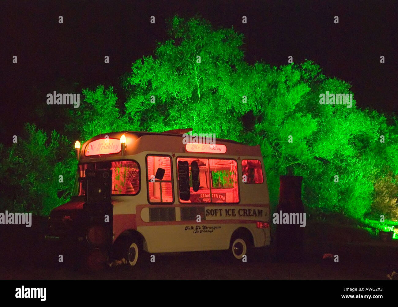 "Eiswagen" gegen beleuchtete grüne Bäume Frickley Festival East Sussex August 2006 Stockfoto