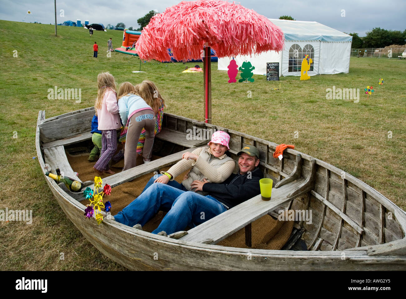 Paar in kleines Ruderboot Frickley Festival Sussex August 2006 Stockfoto