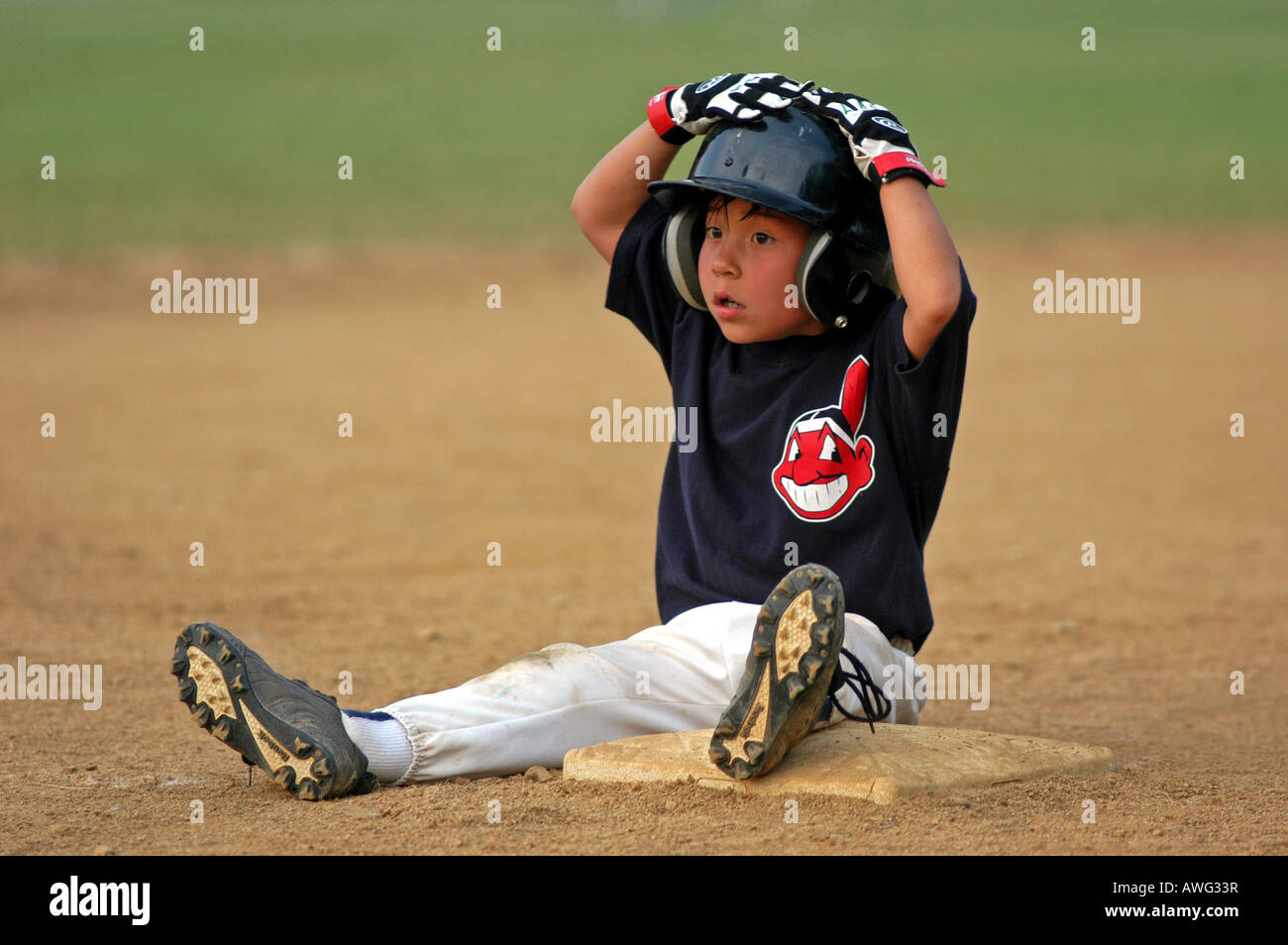 Fünf Jahre alten reagiert nach geworfen am dritten Base, Baseball, Tee-Ball, Liga, Bestürzung, Lewis Center, Ohio USA Stockfoto