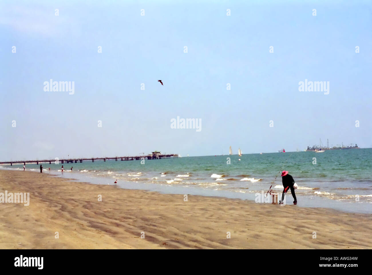 Ein malerisches Bild, das beispielhaft für einen gemütlichen Tag am Strand. Nur du und "catch-Sand, Surfen, Sonne und warten". Stockfoto