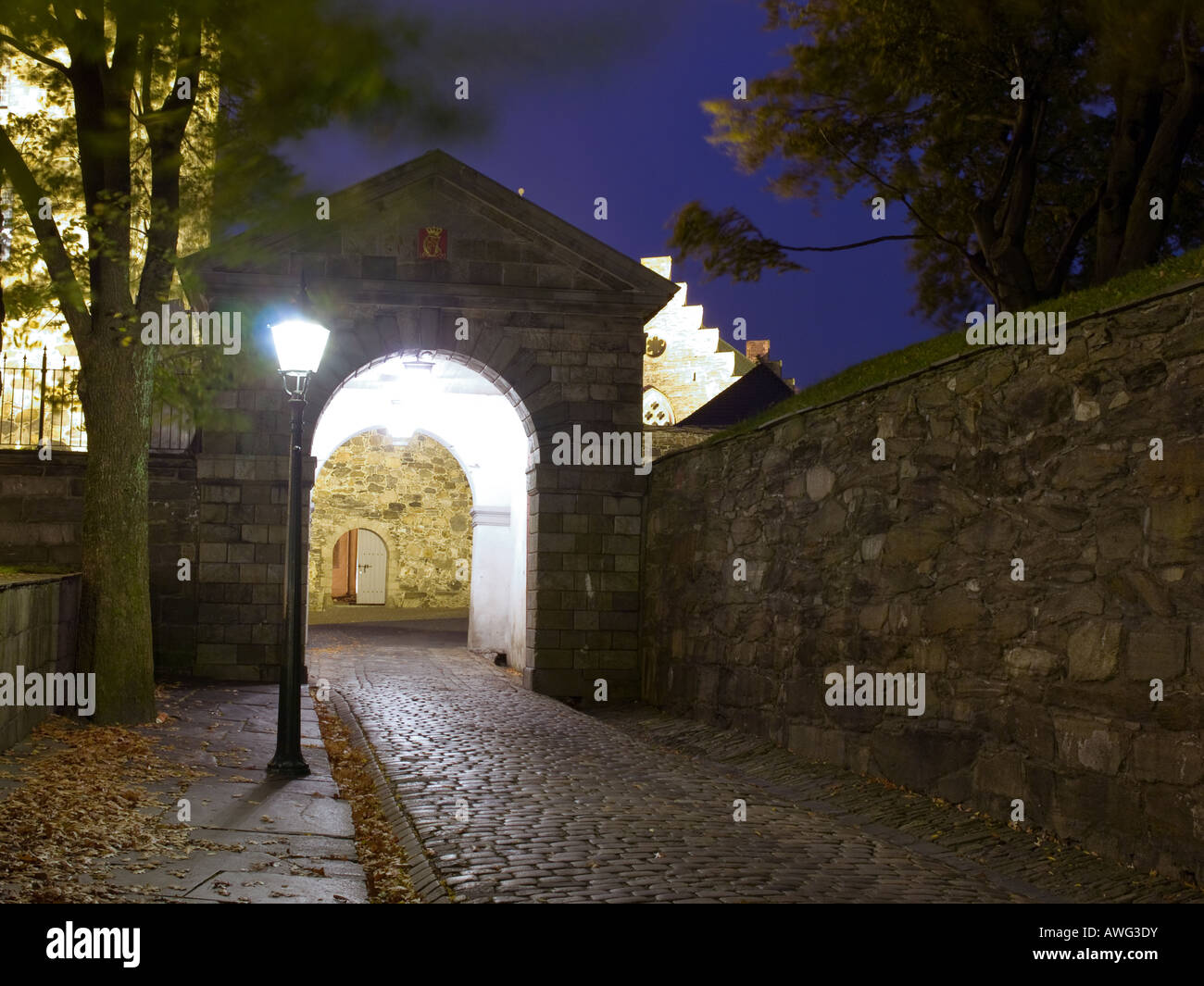 Der Eingang zum Haakon Halle (Haakonshallen) in Bergen, Norwegen, in der Nacht. Stockfoto