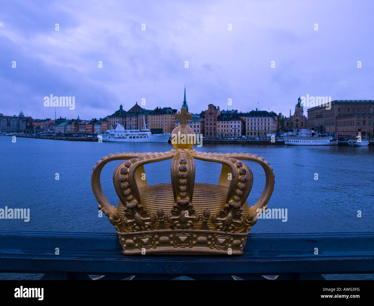 Vergoldete Tre Kronor Krone, Staatswappen von Schweden auf Skeppsholmsbron (Skeppsholm Brücke), in Stockholm, Schweden. Stockfoto