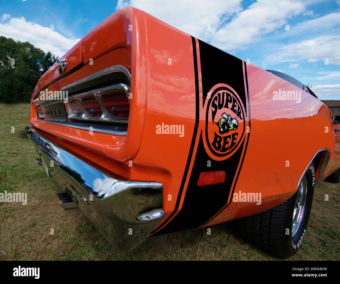 Weitwinkel-Aufnahme des Logos für eine orange 1969 Dodge Superbee, mid-Century Stockfoto