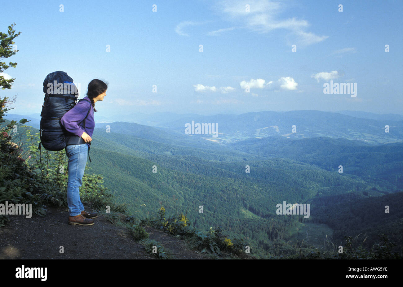 Ein Wanderer im Osten sieht Slowakei über den Wald bedeckt Grenze in die Ukraine Poloniny Nationalpark Slowakei Stockfoto