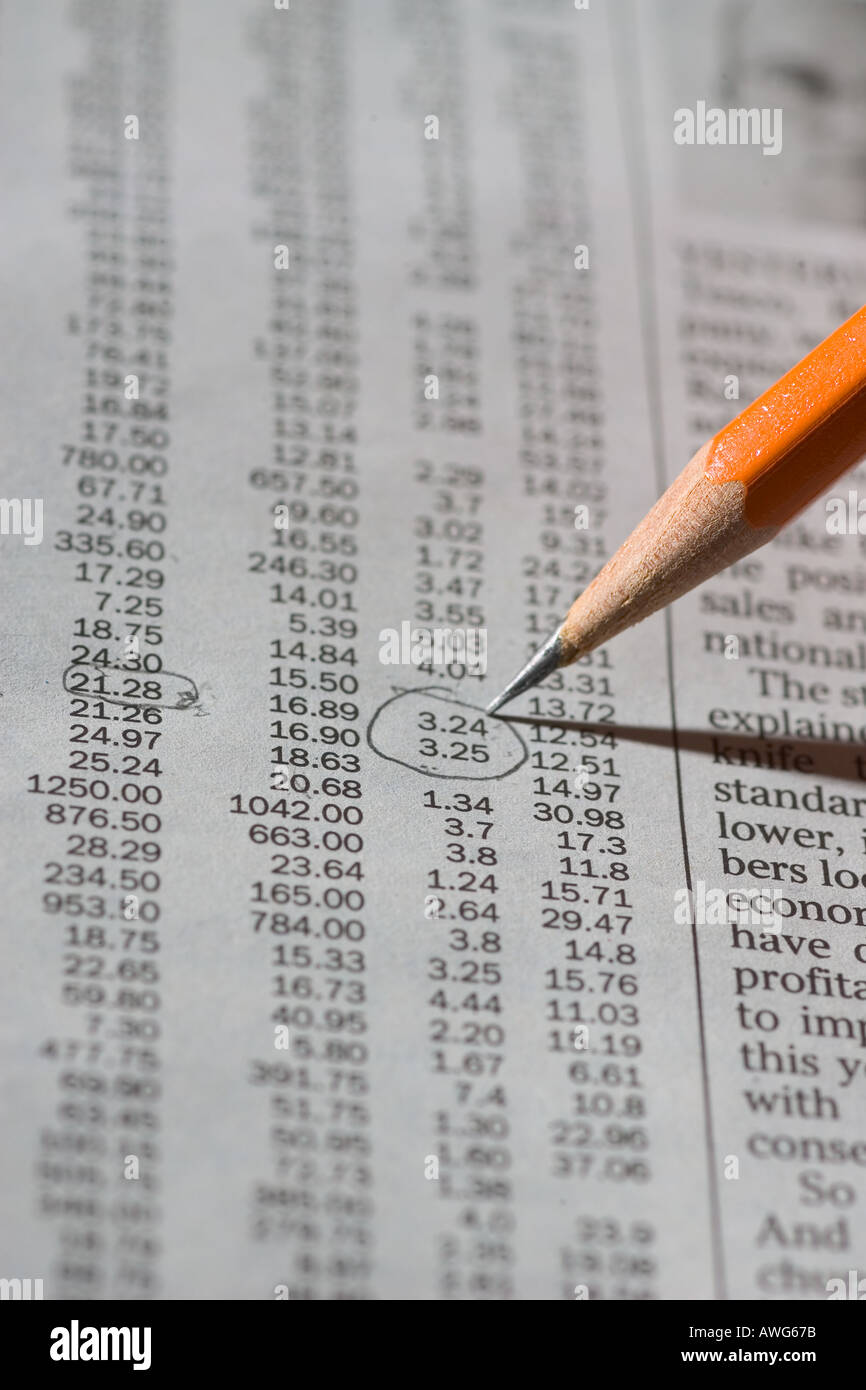 Spitzen Bleistift liefen die Aktienkurse in Zeitung Stockfoto