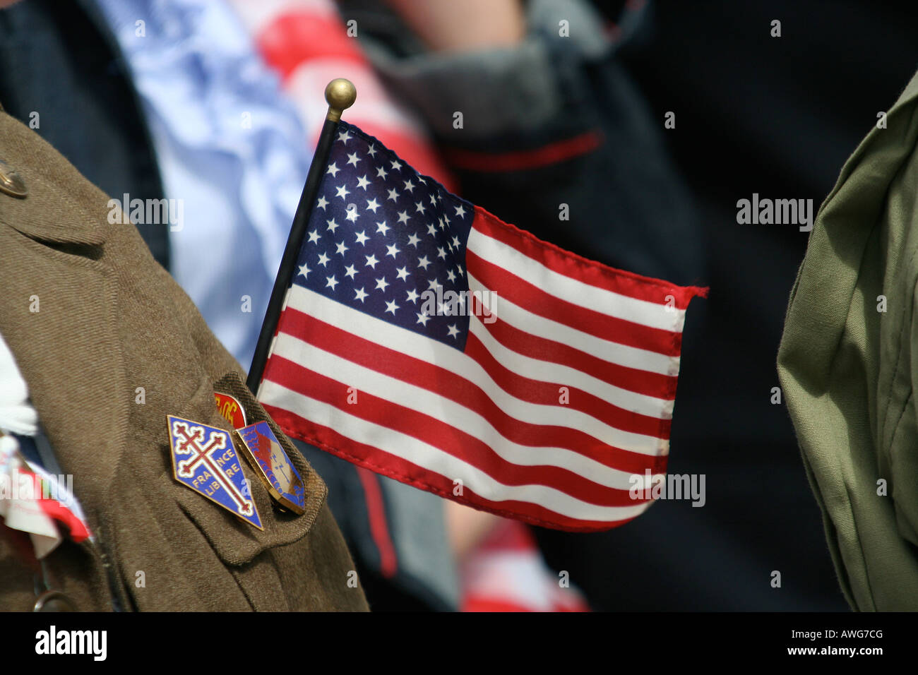 US-nationalen Flagge "Stars And Stripes" fliegen von einem Veteran Uniform, Utah Beach Normandie Frankreich Day Stockfoto