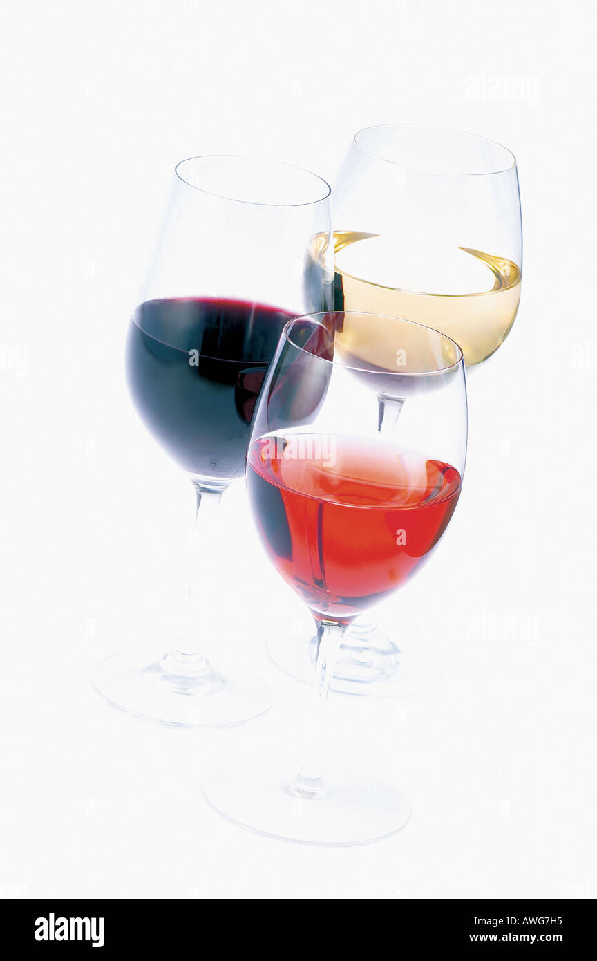 DREI GLÄSER WEIN AUF EINEM WEIßEN HINTERGRUND, ROT, WEIß UND ROSE WEINE Stockfoto