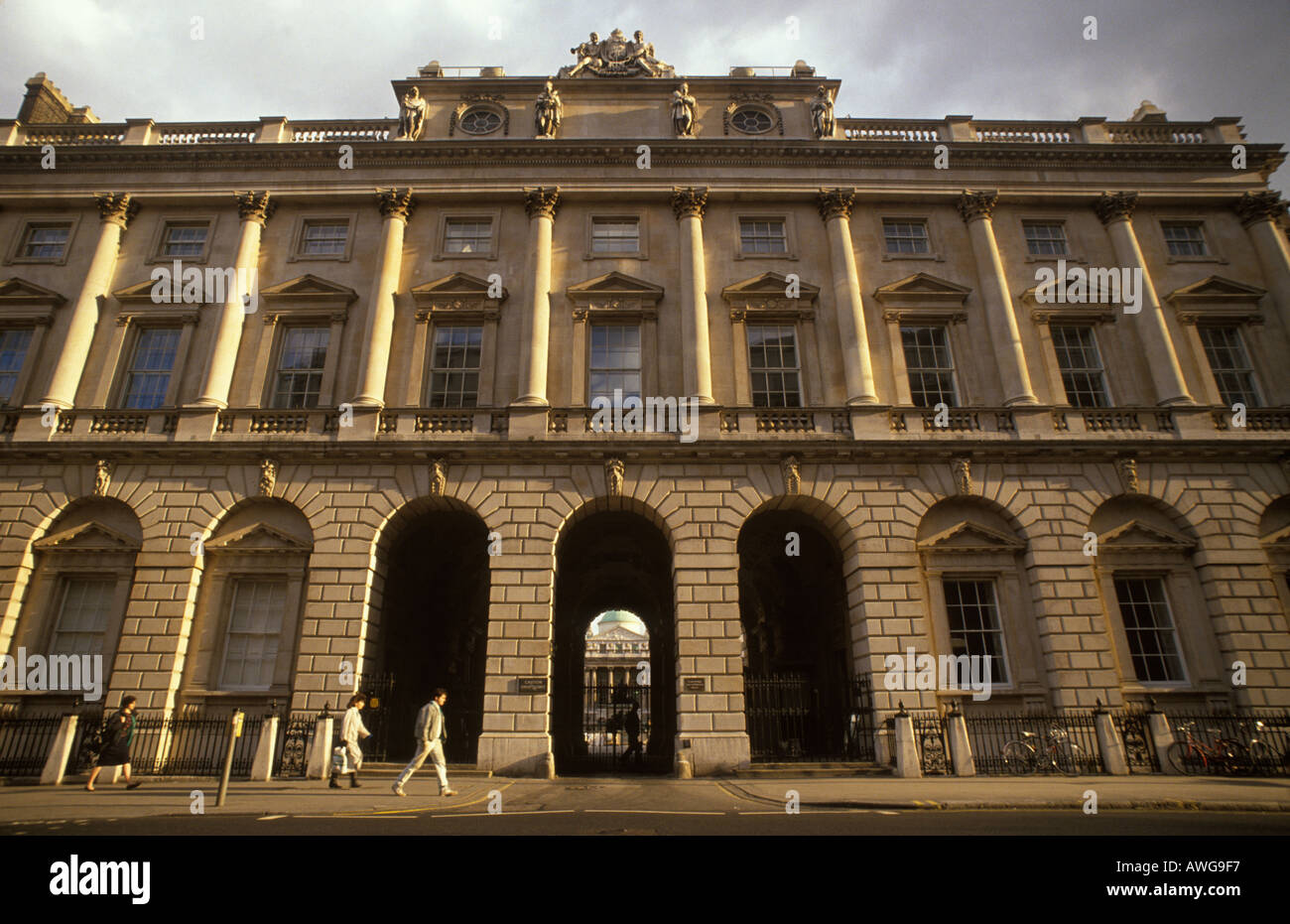 Somerset House außen vor dem Haupteingang Courtauld Galerie London England. 990 s UK HOMER SYKES Stockfoto