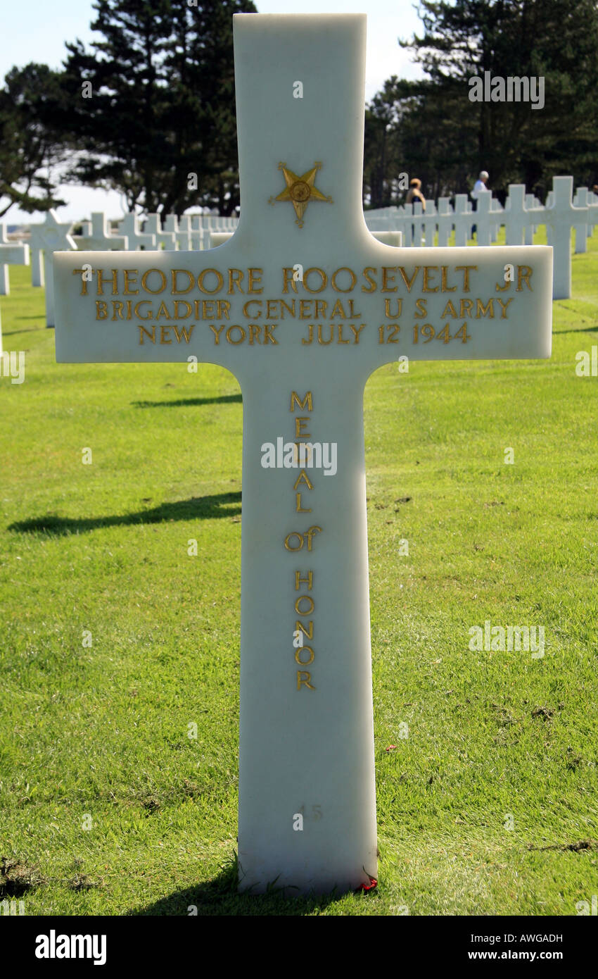 Das Grab von Brigadier General Theodore Rossevelt Jr, Ehrenmedaille Empfänger, Normandie American Cemetery, Frankreich. Stockfoto