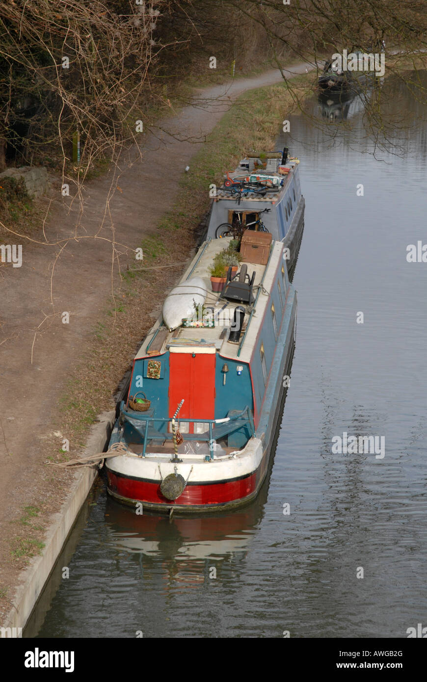 Hausboote und Wanderweg, Avon Canal, Bath, Somerset, England, UK Stockfoto