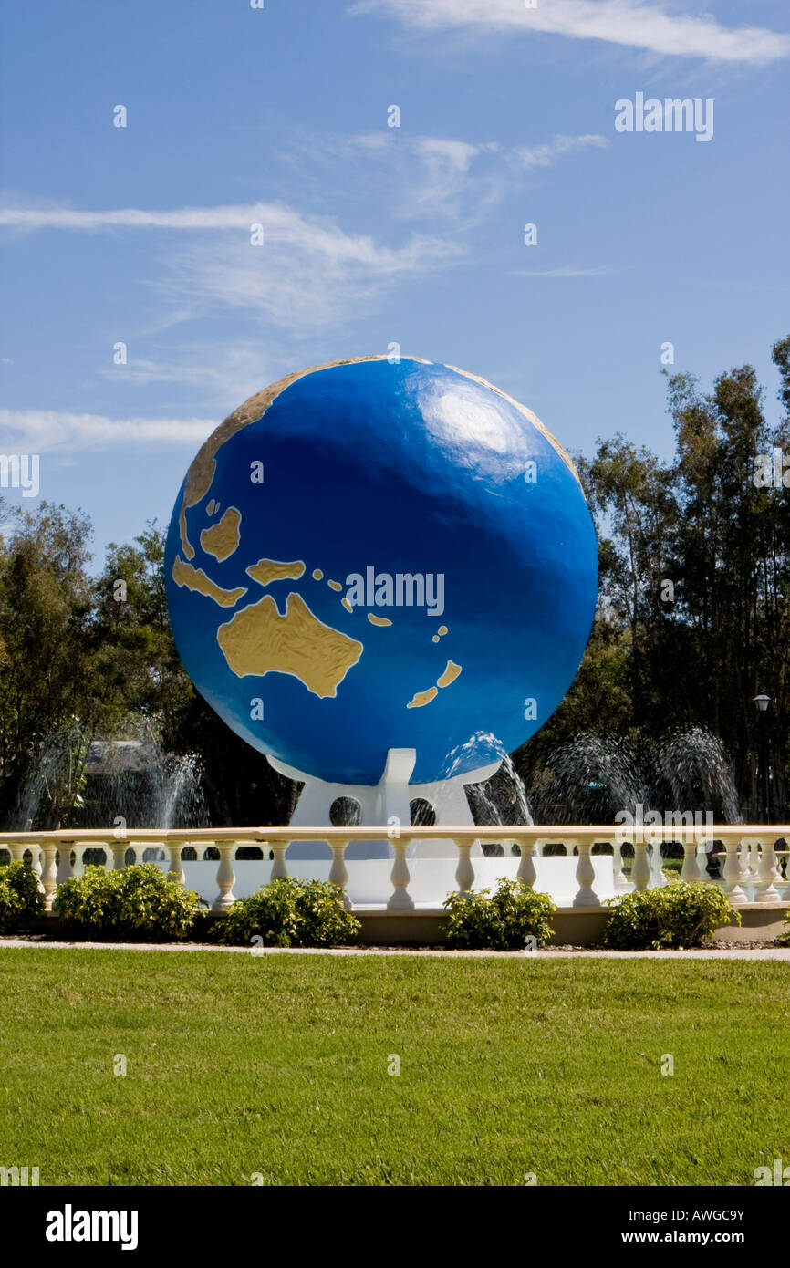 Große Welt-Statue vor der am Anfang der Weltgemeinschaft in Clearwater Florida USA Stockfoto