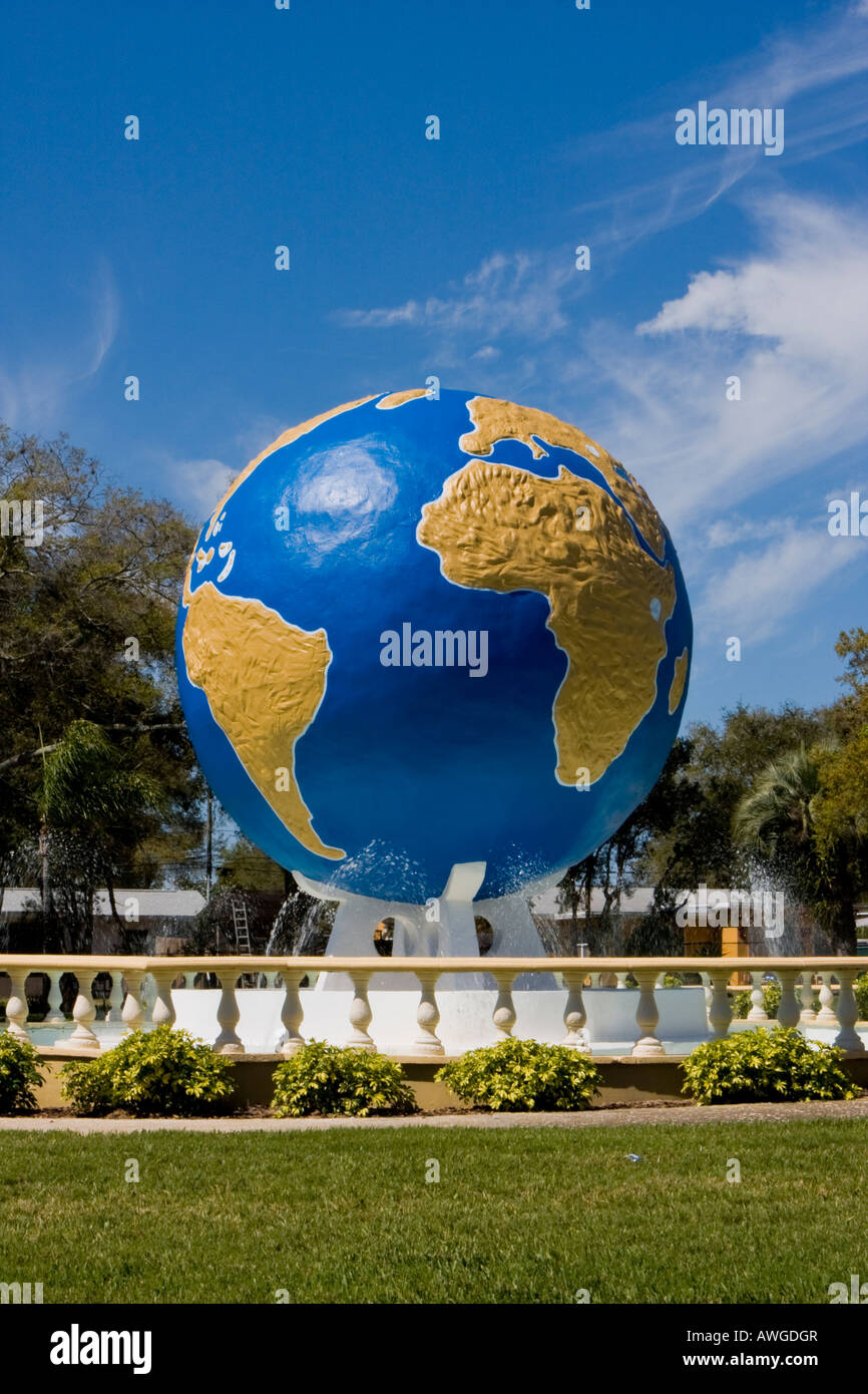 Große Welt-Statue vor der am Anfang der Weltgemeinschaft in Clearwater Florida USA Stockfoto