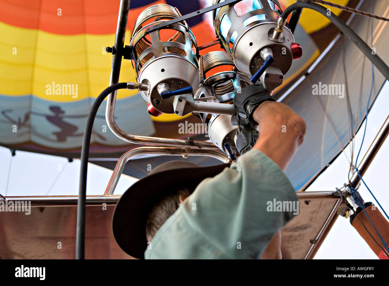 Heißluft-Ballon-Pilot Verwaltung Flammenwerfer Stockfoto