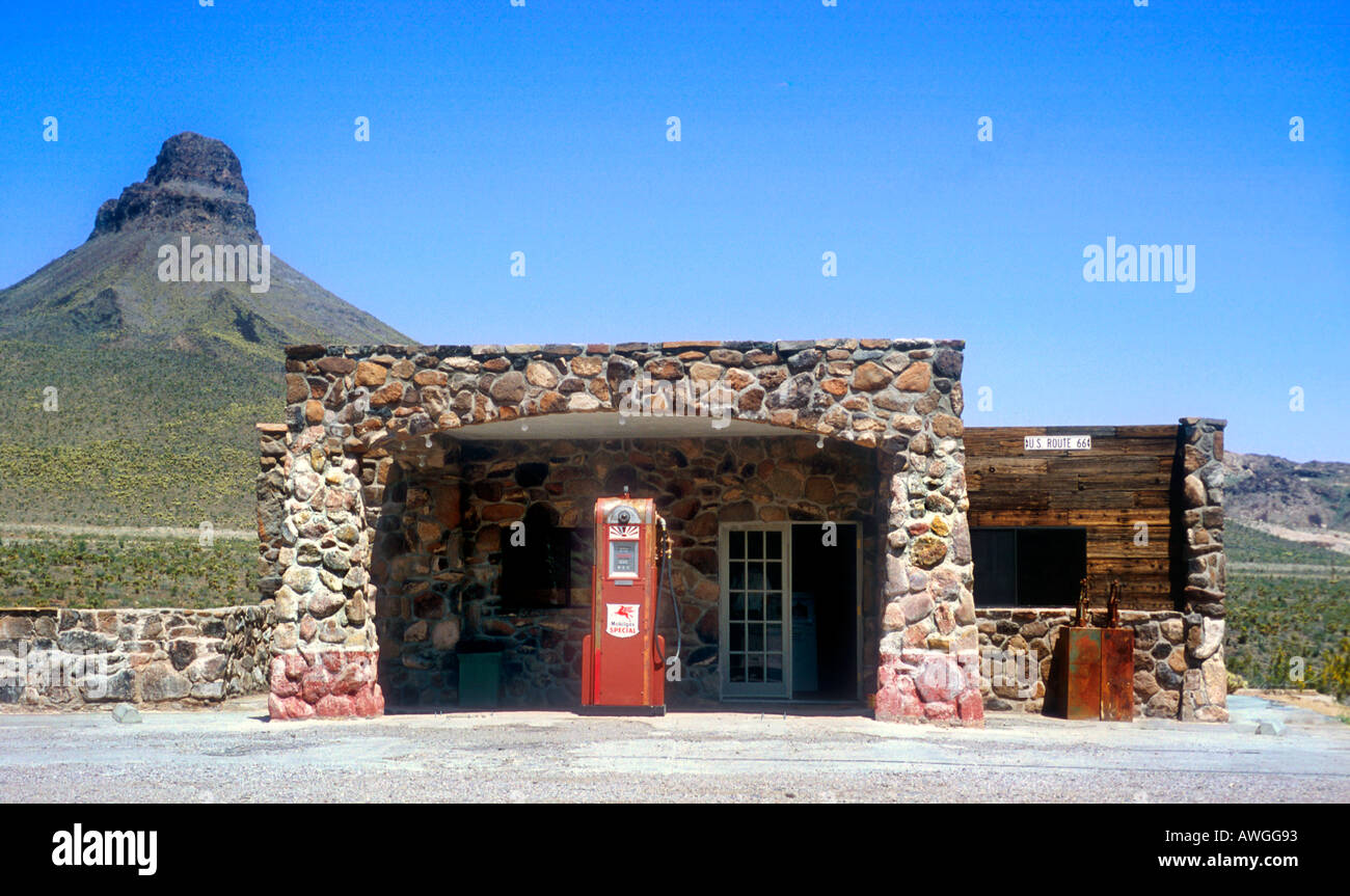 Eine alte Mobil Oil-Tankstelle befindet sich auf der alten Route 66 auf dem verlassenen Cool Springs Camp außerhalb Oatman Arizona Stockfoto