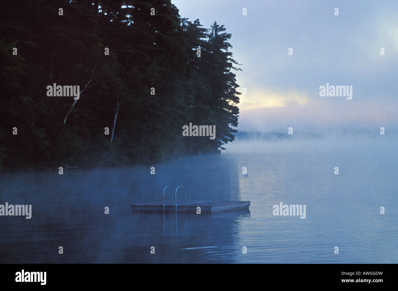 Am frühen Morgen Nebel See Sunapee NH Stockfoto