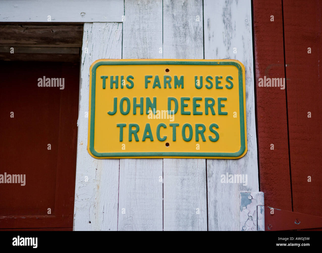 John Deere Traktor Zeichen auf einem Bauernhof in Neu-England Stockfoto