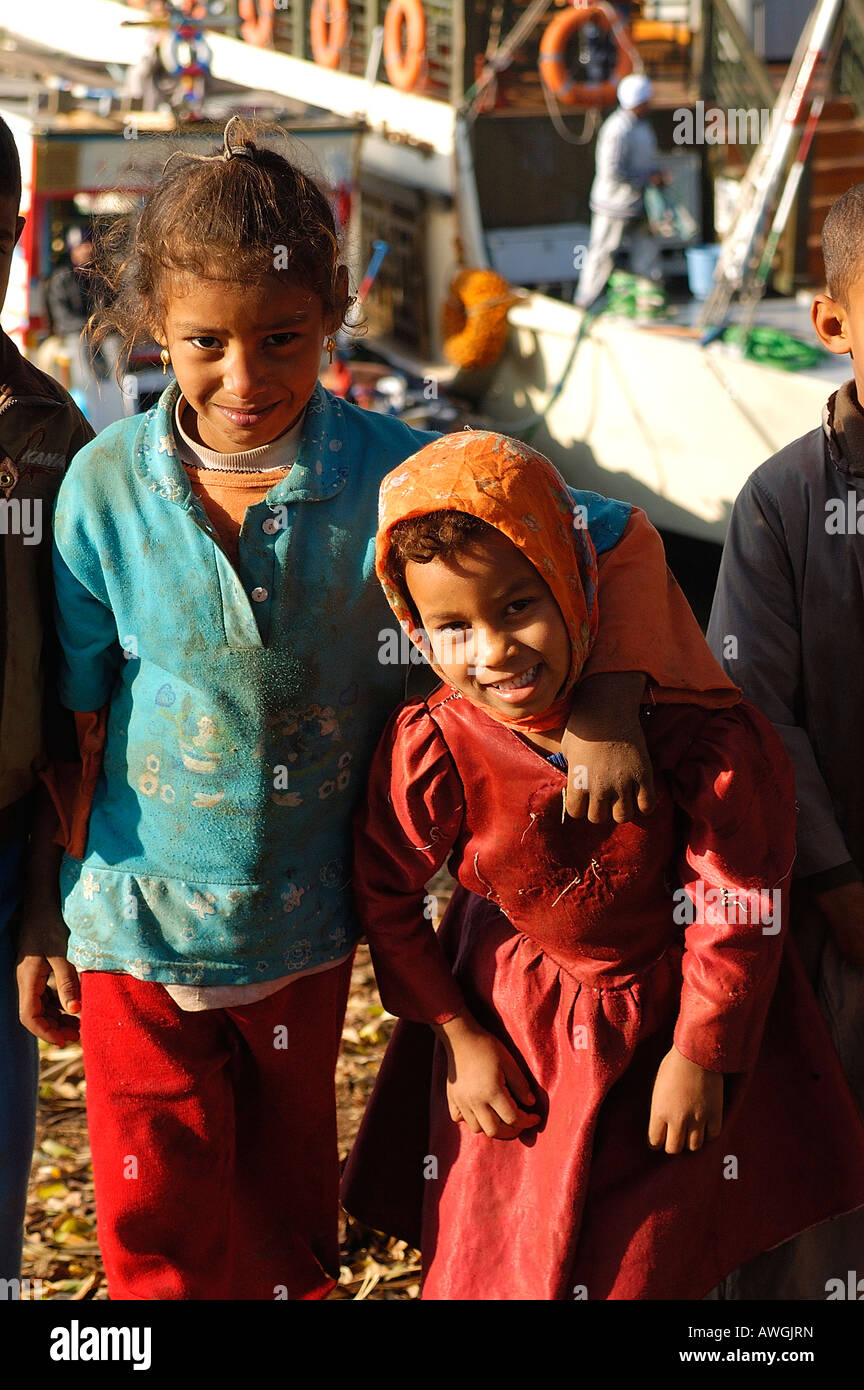 Zwei lächelnde ägyptischen Dorf Kinder Gruß der Dahabiyya besuchen oder Touristenboot bei El Kab, am Nil, Ägypten Stockfoto