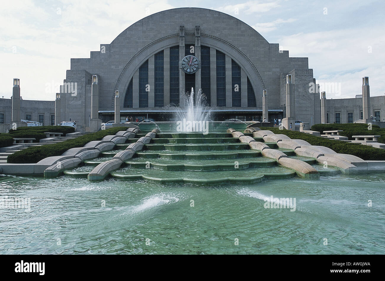 USA, Ohio, Cincinnati, Union Terminal, Art-Deco-Fassade der Eisenbahn Gebäude mit Kaskadenbrunnen im Vordergrund Stockfoto