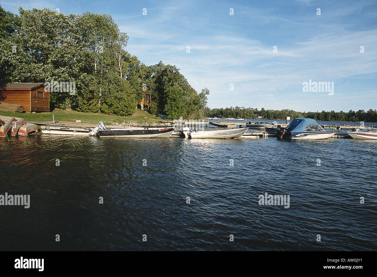 USA, Minnesota, Voyageurs Nationalpark, Rainy Lake, kleine Boote vertäut am Holzsteg im kanadischen Schild-Wildnis-park Stockfoto